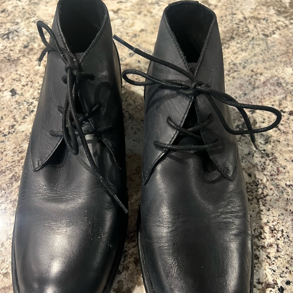 Born Dress shoe.  Worn one time 12M